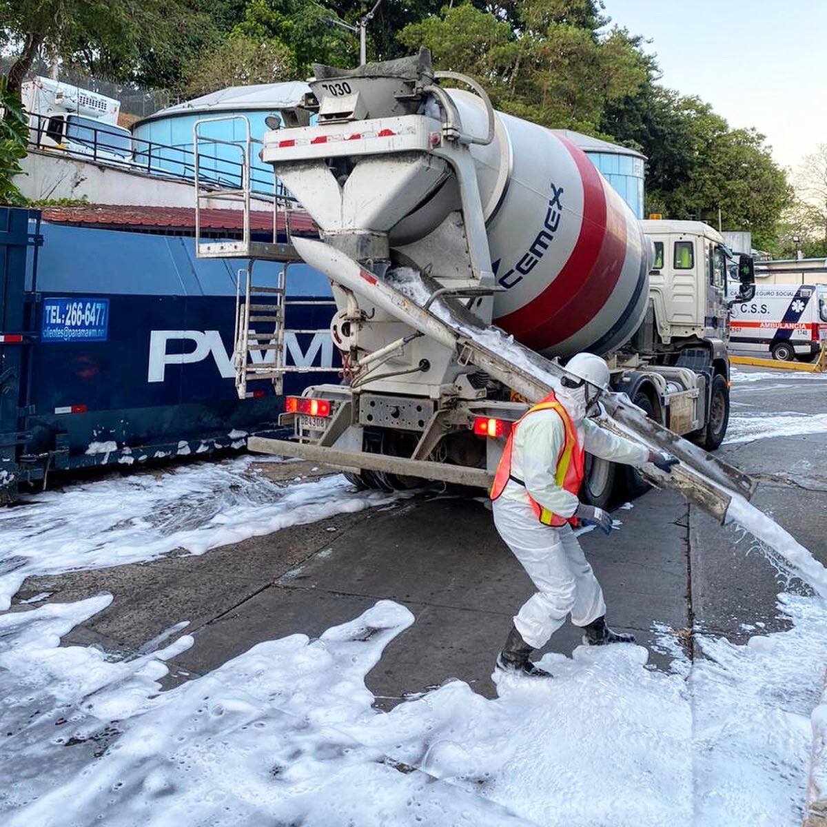 Today our concrete mixers rolled with great purpose in Panama 🇵🇦, where we are using them to sanitize the areas around the <a href="/CSSPanama/">CSSPanama</a> health centers with a specially-formulated soap and measured water, to create a safer environment for patients and frontliners.👷🏻‍♂️@CEMEX_Panama