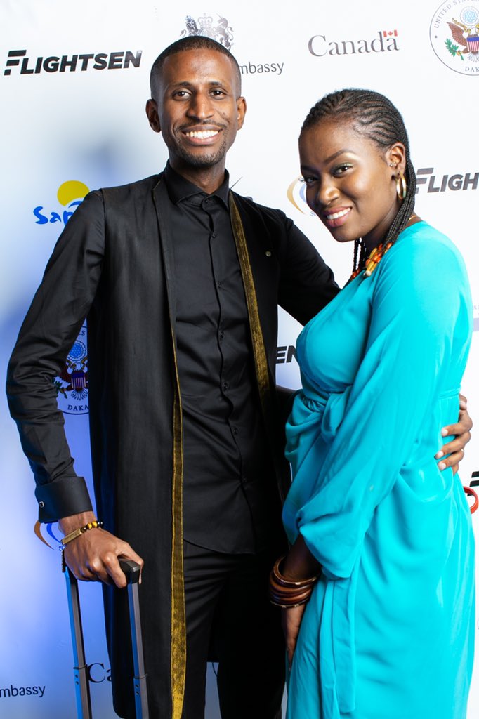 dembagueye's tweet photo. Mais au fait, mon cher @MomKelevra, est ce que twitter sait que DIALIKA a PERDU (le sourire) puis RETROUVÉ (le sourire) son #iPhone11ProMax #AvantLECouvreFeu 🔥 ??? 👀 
— #LetsKeepSmiling — #kebetu —
 Part•7 https://t.co/yycTQ5IOib