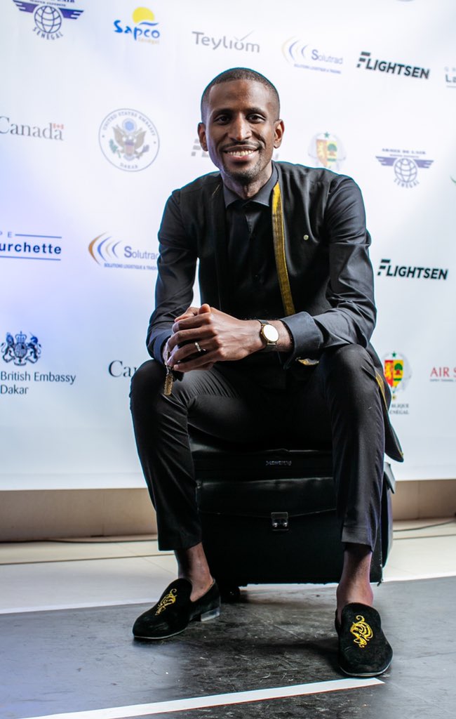 dembagueye's tweet photo. Mais au fait, mon cher @MomKelevra, est ce que twitter sait que DIALIKA a PERDU (le sourire) puis RETROUVÉ (le sourire) son #iPhone11ProMax #AvantLECouvreFeu 🔥 ??? 👀 
— #LetsKeepSmiling — #kebetu —
 Part•7 https://t.co/yycTQ5IOib