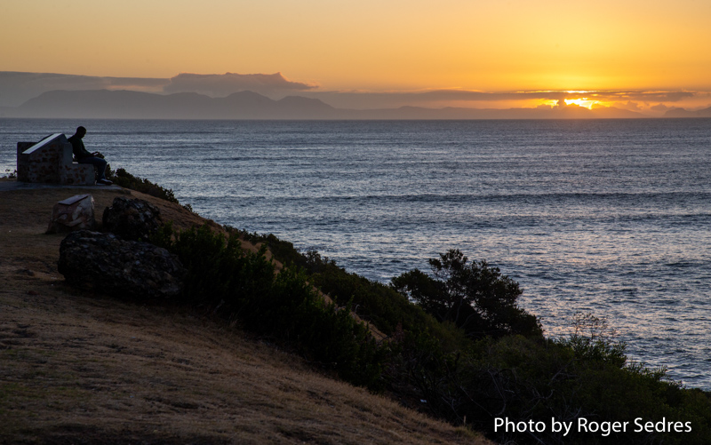 rogersedres's tweet photo. A man strikes lonely figure overlooking False Bay on the eve of a 21 day COVID-19 #lockdown in South Africa. These are indeed unprecedented times. #21daysLockdownSA #StayHomeSA https://t.co/w2bZWbYPw4