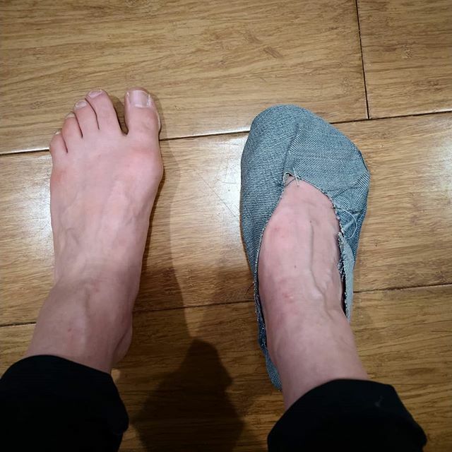 In a move that will suprise no one, I decided to draft a pair of slippers last night at 9.15. I'm pleased with my first draft, but my wedge-shaped feet are giving me second draft troubles.

Any fitting notes? @mrswhiskersonknits 
#quarantinecrafts #advic… ift.tt/3apGiqC