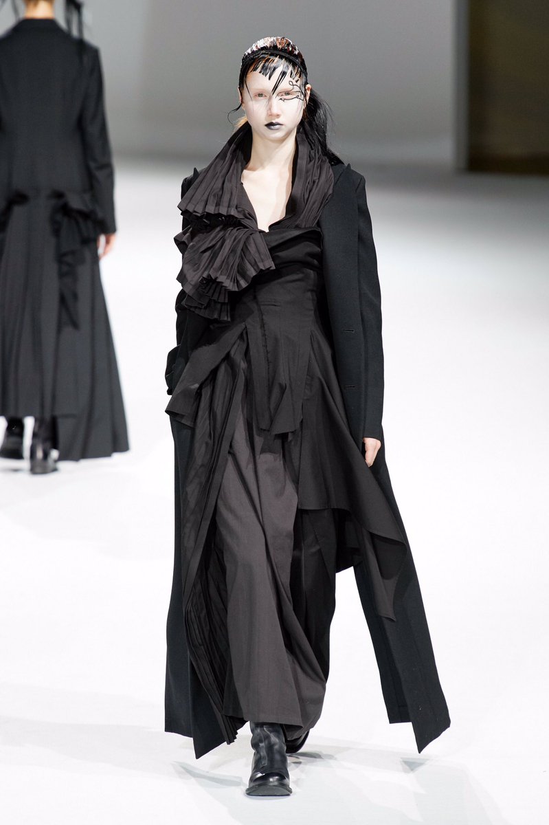 Shigeaki Arai Yohji Yamamoto aw パリ伝統のクラシックエレガンスに日本の美学を注入し 黒で染め上げられた服は アシンメトリーに捌かれた布たちが白いランウェイでセレモニーのような厳粛さを訴えかける 黒いウェディングドレスを作らせたら世界no