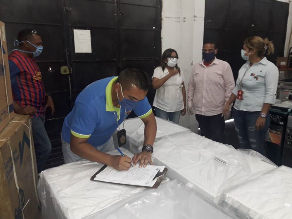 AlcSanFernando's tweet photo. El día de hoy realizamos procedimientos sancionatorios a aquellos comercios que están incumpliendo con las medidas dispuestas por el Gobierno Bolivariano en el marco del Decreto de Alarma Nacional y el Decreto G-137 emitido por el Gobernador Ramón Carrizalez.
#QuedateEnCasa https://t.co/PMVYCPFpM6