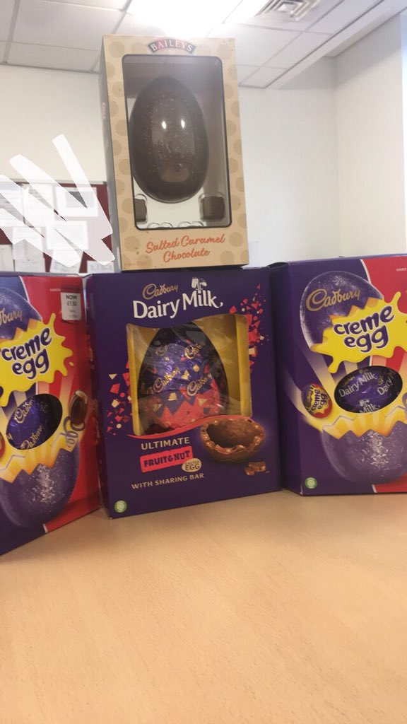 cunnes_ciara's tweet photo. Amazing how a few Easter eggs can make some therapists very happy on a Thursday evening .. Thanks @Debenhams 👏🏻👏🏻
#WorkingOnTheFrontline #Coronavirusireland https://t.co/wrJjUPeAO8
