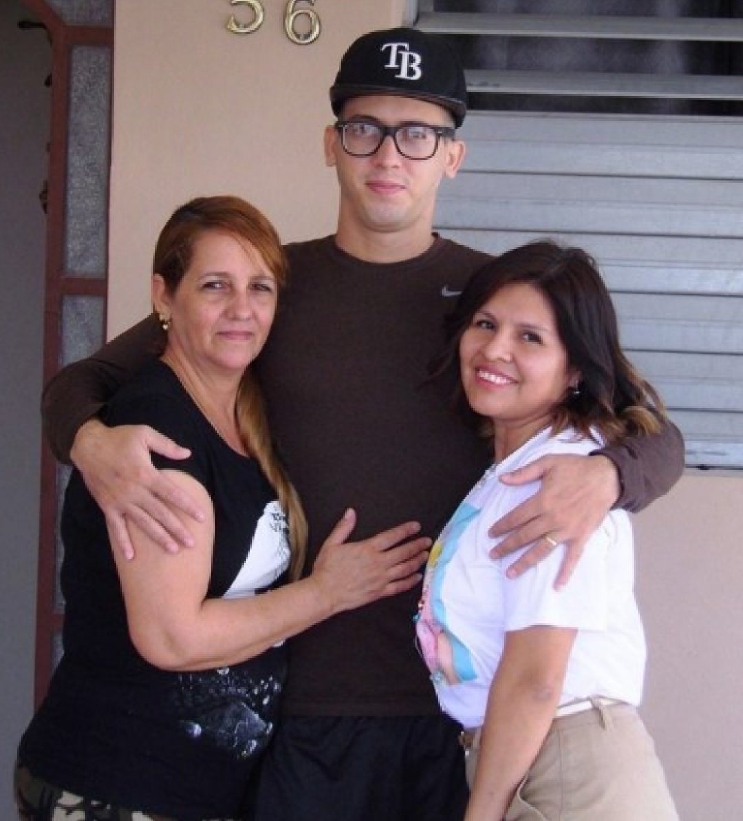 Alexand64216517's tweet photo. #HappyAfternoon to #Cuba #ActiveTweeters and 🗺️
As the government of #EEUU defamed #CubanDoctors spreads that Freddy Pérez Cabrera, 1st patient of #Covid_19 in #Cuba who is discharged is happy with his family, grateful and proud to be 🇨🇺
#CubaSalvaVidas
#CubaEsSalud
@DeZurdaTeam https://t.co/7E2pT1aDFO