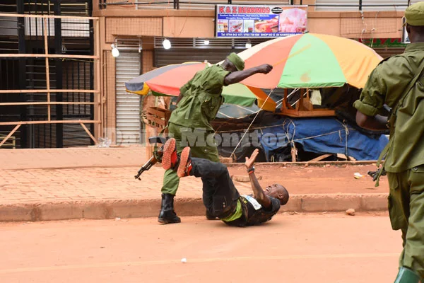 Ugandan security forces beat vendors in Kampala today as they sought to enforce President Museveni's  #COVID19 prevention measures, which included suspending public transport and non-food markets.  #COVID19UG https://www.monitor.co.ug/News/National/Photos-that-will-compel-you-cancel-your-journey-Kampala/688334-5505362-g3u0ib/index.html via  @DailyMonitor