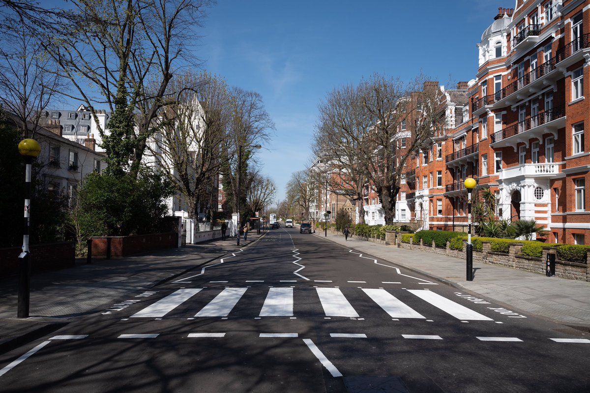 ArielqueenMimie's tweet photo. เมื่อวานมีการทาสีทางม้าลายบน Abbey Road ใหม่ในรอบหลายปีมากๆๆๆ เพราะทุกคนไม่ออกไปไหน ไม่มีนักท่องเที่ยวมาถ่ายภาพ ซึ่งไม่เคยเกิดขึ้นเพราะปกติจะมีคนมาถ่ายตลอดไม่ก็มีรถวิ่งตลอด เป็นทางม้าลายที่ไม่สามารถทำอะไรกะมันได้เลยเพราะคนมาถ่ายภาพตามรอยปกอัลบั้มบีเทิลส์กัน อห เหมือนใหม่เลยอะ5555 https://t.co/wwrHvHo3Gw