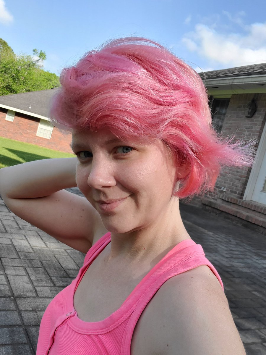 TMPTina_'s tweet image. My hair's a bit shorter now... ignore how tired I look it's been a long week
#pinkismycolor #virtualfriday #tired