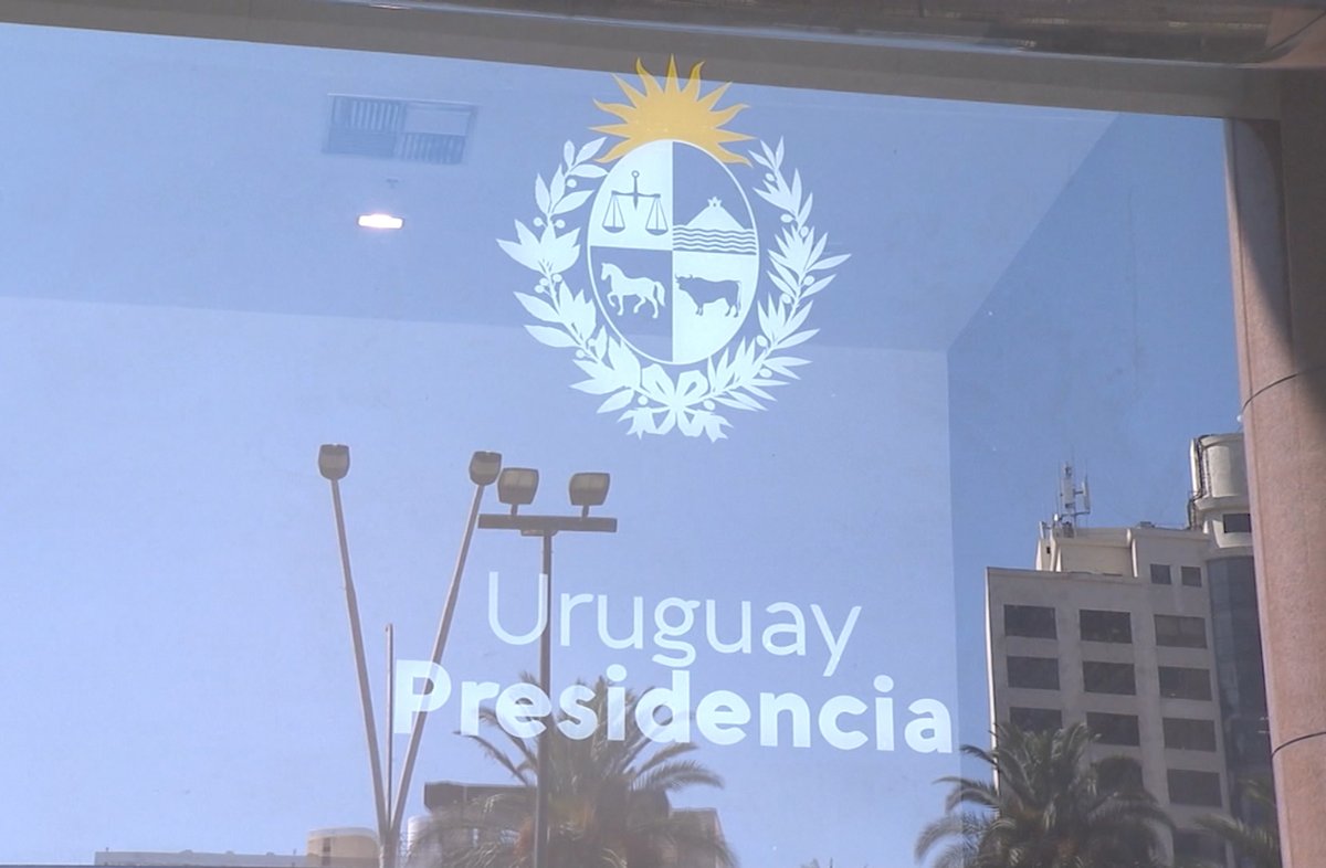 Subrayado's tweet photo. ÚLTIMO MOMENTO: Gobierno prepara rebaja salarial en funcionarios públicos, según información en poder de COFE. 10% para sueldos mayores a $ 80.000 nominales.
https://t.co/nnOTiSycqb https://t.co/z8CD4tVrXV