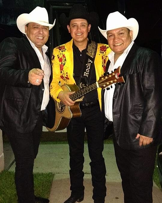 subditosdelrey's tweet photo. Excelente tarde amigos!! Aquí les dejamos este #tbt que nos encontramos, ya hace un tiempecito 😅 con nuestros amigos @HURACANESDELN 🤠 #LosSúbditosDelRey https://t.co/uwg2PEppYW