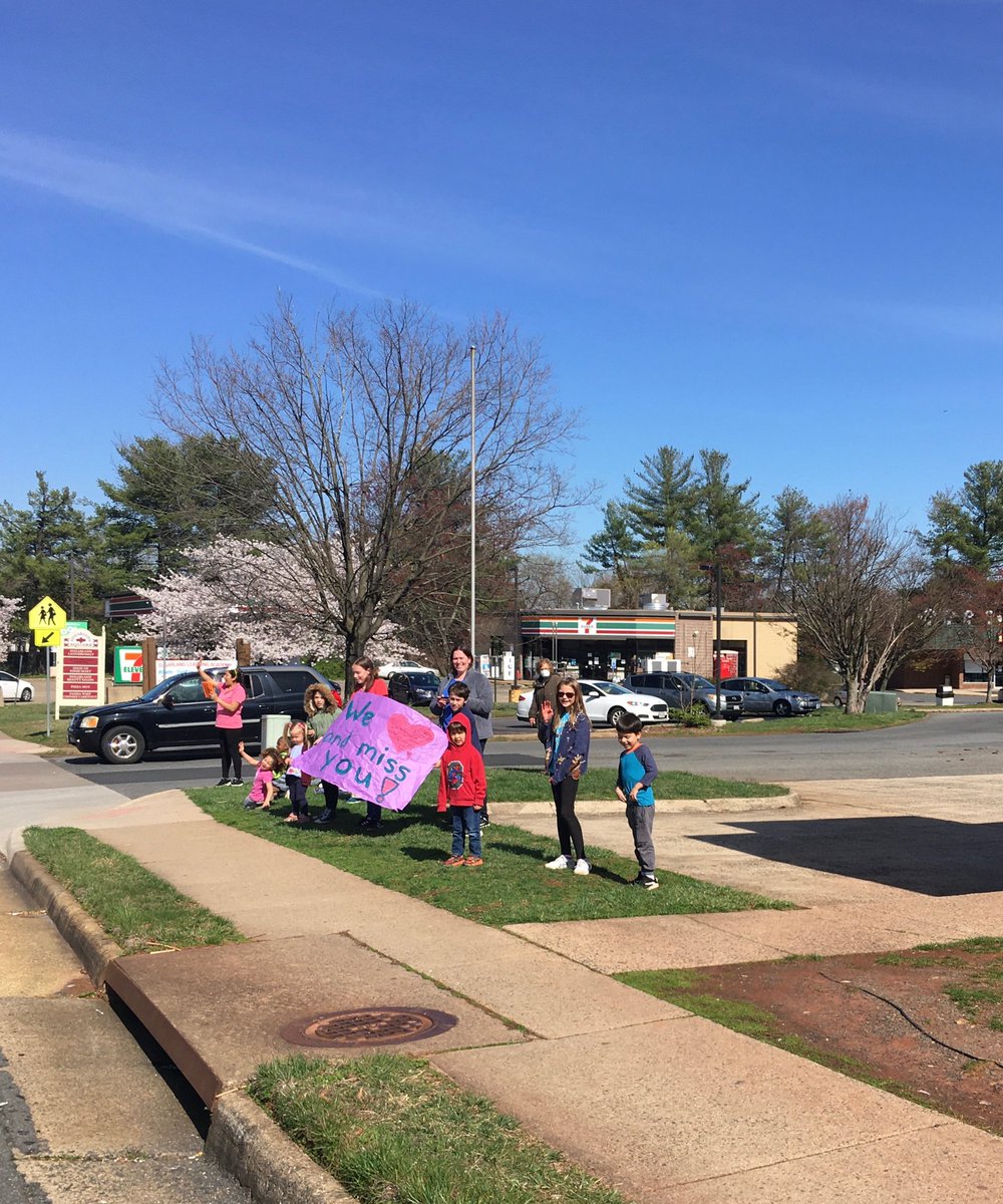 SugarlandES's tweet photo. The Sugarland Teacher Caravan went through the community today! @gailbrady508 @Dr_Mihalik https://t.co/j65byfXRWx