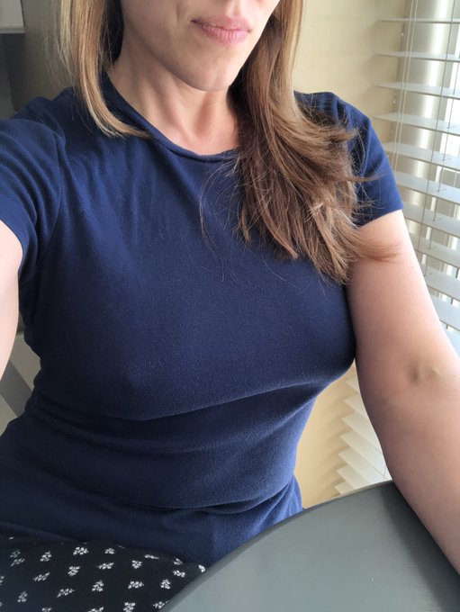 Had a crappy day at work today😠 Who&rsquo;s going to make me feel better? 💋 https://t.co/9FAGKlSGIU