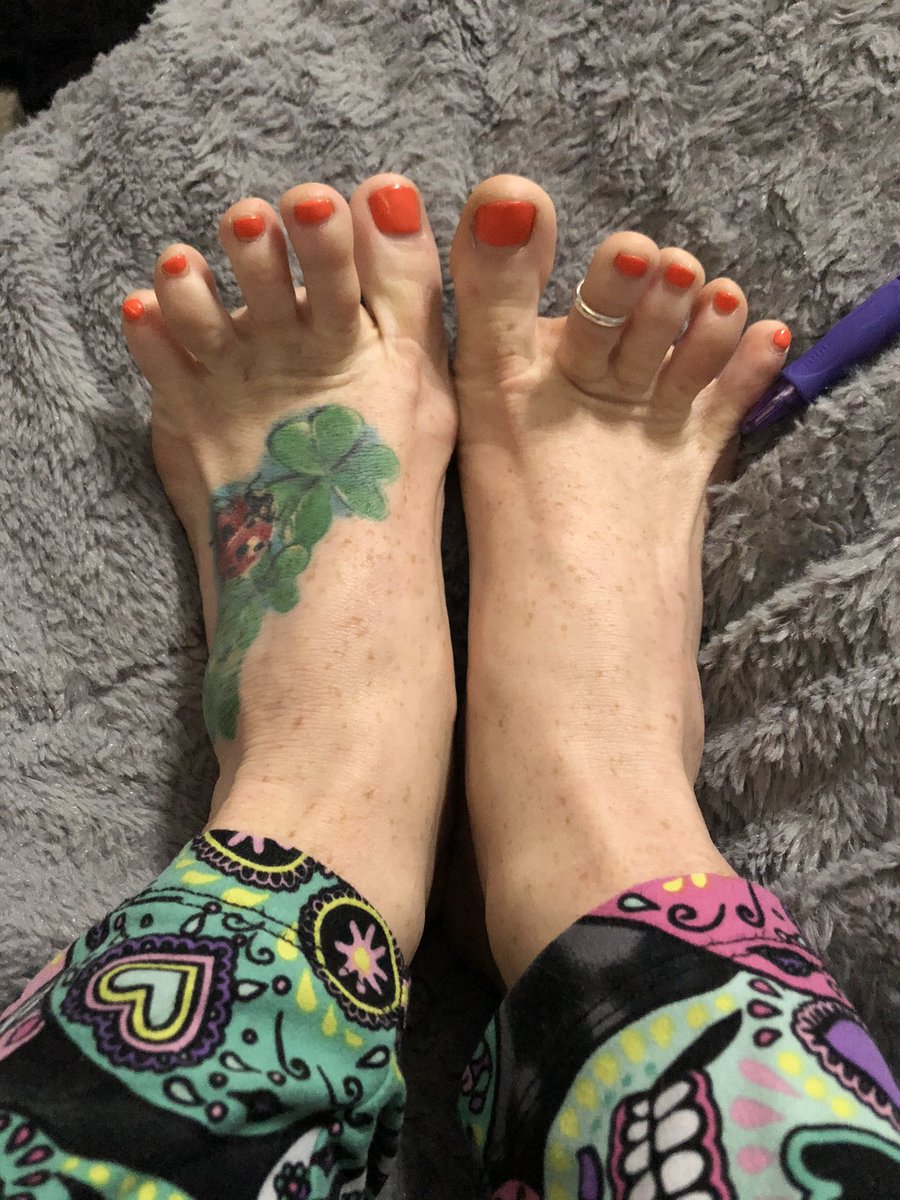 FreckledGinger7's tweet photo. Juuuust sayin!! #feetbuyers #freckledfeet #foottattoo #footfetish #redhead #whitegirl https://t.co/sVnMsiyRHa