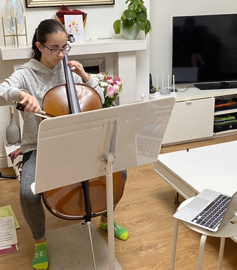 asmitholmes's tweet photo. #PhysicalDistancing doesn’t mean no music lessons! Helps when the music teacher is also Gran 🤗. Paused for a few minutes to join in with the heartwarming #ClapForTheNHS @NHSGGC. https://t.co/oqR2P1y09i