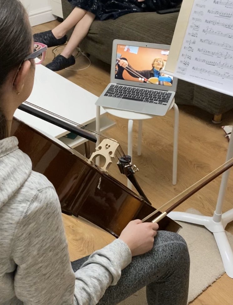 asmitholmes's tweet photo. #PhysicalDistancing doesn’t mean no music lessons! Helps when the music teacher is also Gran 🤗. Paused for a few minutes to join in with the heartwarming #ClapForTheNHS @NHSGGC. https://t.co/oqR2P1y09i