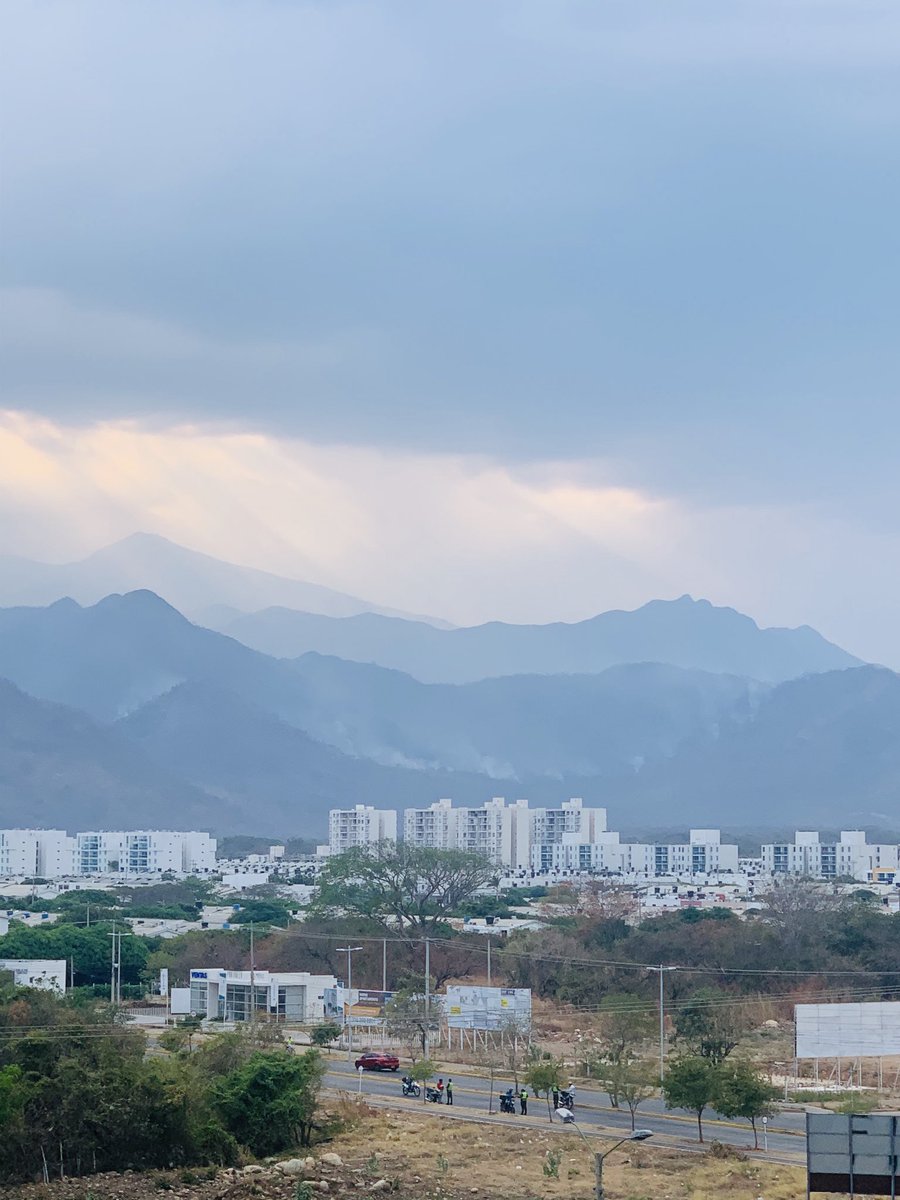 Deimer01's tweet photo. Se completa una semana de estar quemándose el cerro Los Cominos y se evidencia propagación del incendio. Qué debe pasar para que las autoridades hagan algo ? ⁦@AlcaldiaVpar⁩ ⁦⁦@Corpocesar⁩ https://t.co/hgmcum8dzX
