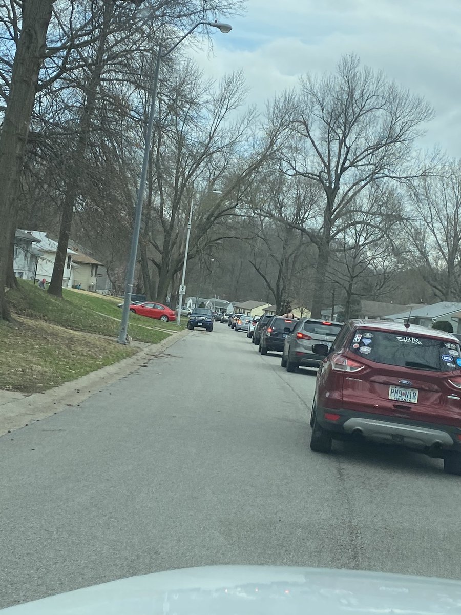 mel_hottelman's tweet photo. It’s a #paradeofdragons!! What a wonderful experience seeing smiling, familiar faces during our parade! I absolutely loved it! #learningwithdragons @ChouteauSchool @NKCSchools https://t.co/tRyBaz5nIi