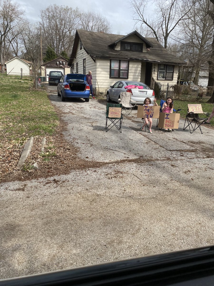 mel_hottelman's tweet photo. It’s a #paradeofdragons!! What a wonderful experience seeing smiling, familiar faces during our parade! I absolutely loved it! #learningwithdragons @ChouteauSchool @NKCSchools https://t.co/tRyBaz5nIi