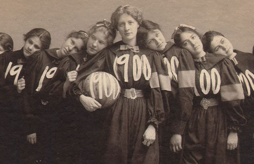 PhotoSeeds's tweet photo. March Madness is now just Madness, so why not enjoy a blast from the past from the dawn of women’s college basketball? Hey—isn’t that chef Julia Child’s mom holding the ball? It is! https://t.co/KyssZWHTTG #marchmadness #marchsadness  @smithcollege @SC_BBall @JuliaChildJCF #bball https://t.co/D5Mip94CAT
