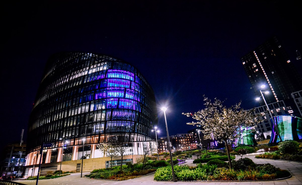 CityLifeManc's tweet photo. Our beautiful city lit up in blue and ringing out with applause is a sight and sound we’ll never forget. Thank you to all the NHS staff and key workers working tirelessly for us all 💙 #clapforourcarers #ClapForTheNHS https://t.co/kA9GtZbbGM