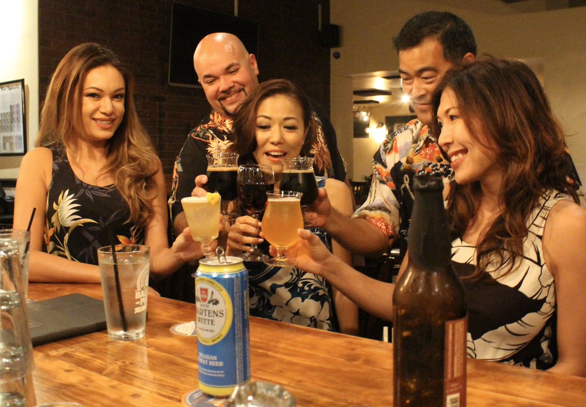 AlohaFunWear's tweet image. Good times in 2016. Cheers!🍺🤙 #TBThursday #cheers #aloha
