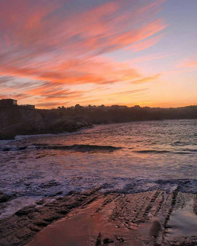 Descaradas y libres... así son las nubes que por la ventana de @ericahernandeznava pasan... encendidas van! Ellas también saben que #yaquedamenos 
Comparte un momento, una emoción con #igerscantabria ❤️ ift.tt/3bw8Ka6