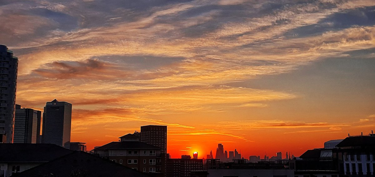 E14Penthouses's tweet photo. Day three #UK #COVID19 #Lockdown
#Sunset on #CheeseGrater
#RedSky #London
#CoronaVirus #CoronaVirusLockdownUK
#CanaryWharf #HSBC
#CityOfLondon #SkyLine #LondonSkyLine #BeautifulSky
#ViewFromVirginiaQuay #VirginiaQuay #EastIndia #E14 #EastLondon #CityLifestyle #CityLiving https://t.co/DP5UTNT88r