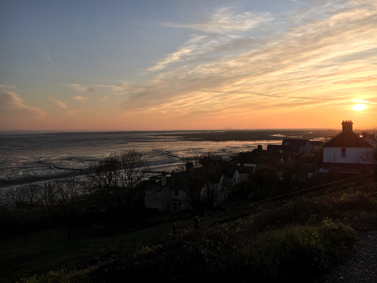 erm_deedor's tweet photo. This jogger’s evening sunset view 💛

#LeighonSea #lockdown #joggerlife #dailyexercise #sunset #Southend #Essex #deedor #march2020 @YourSouthend⁩ https://t.co/z5jAMXH3ZX