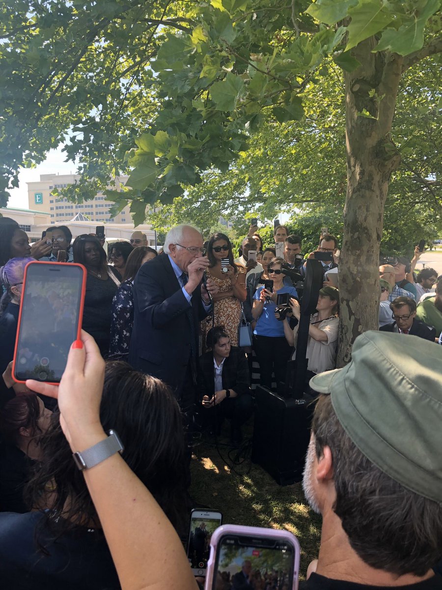 grannysidney's tweet image. #BernieAtWalmart🔆 #WalmartGreed 🔆  Workers have no protection as they keep the stores open to feed us  Going home to little ones after a shift #GeneralStrike A lousy $150 bonus isn’t enough @WalmartOrg protect your employees #WaltonsGreed