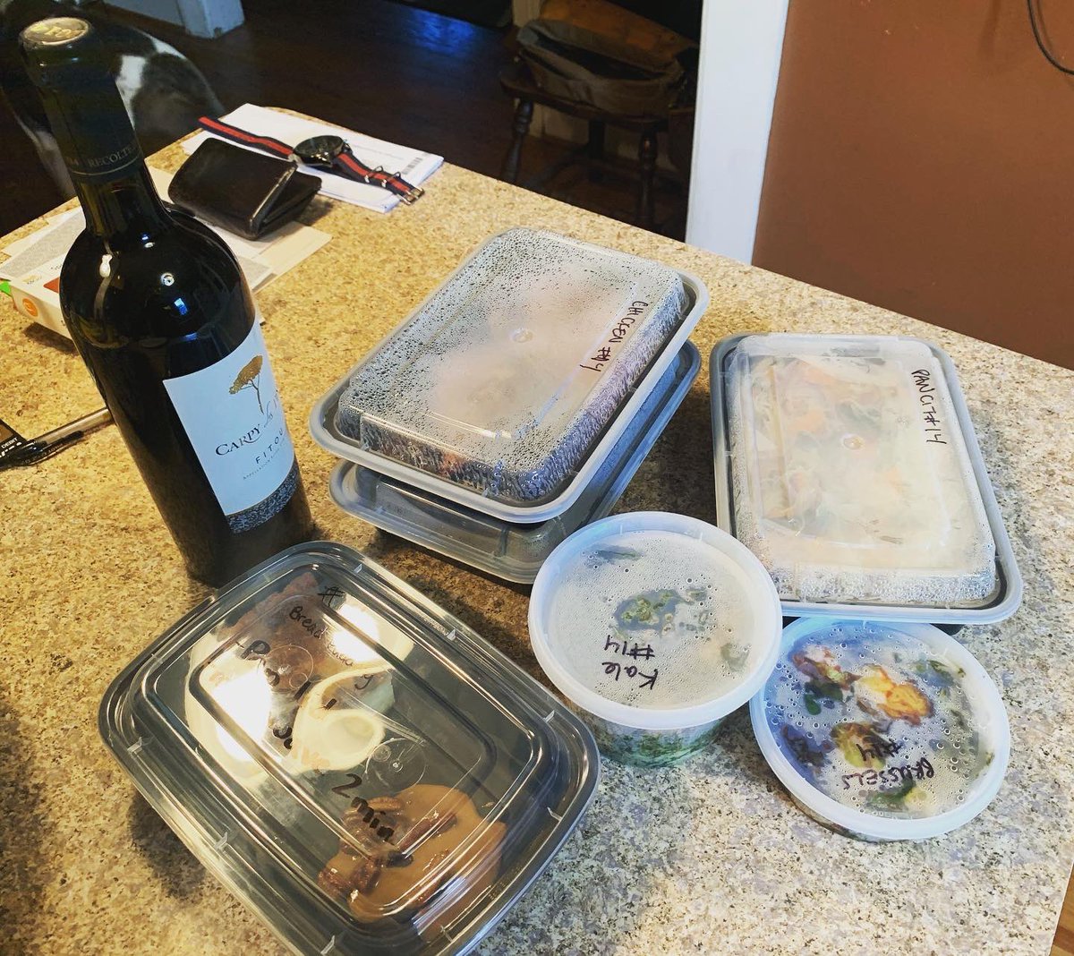 ScVanValkenburg's tweet photo. Dinner tonight is from @perchrva. Ordered chicken, vegetable pancit, limpia, kale, and brussels sprouts.
Order and tip too much! Their dinner package costs $50. #smallbusiness #buylocal #HelpOurFriends #rva https://t.co/OmaDG8BcEr