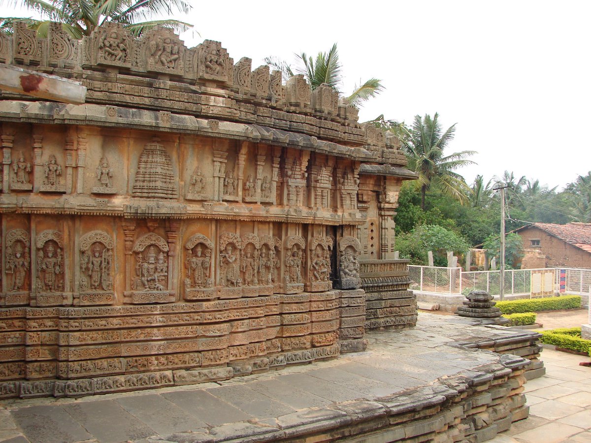 Day 2: Chennakeshvara Temple (not the famous one)Where: small town of Aralugappe, KADynasty: Hoyasla, King Vira SomeshvaraDate: 1250 CE, 16 point stellate design, friezes depict scenes from Ramayana & Bhagavtham.....