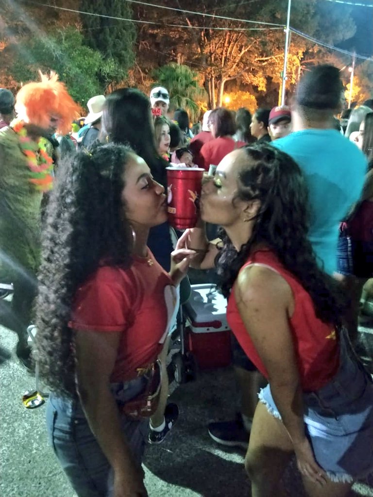 JuliajacksLeal's tweet photo. Só pq eu tô morrendo de saudade da minha pretinha!! ❤🍻 #tbt #easguria @manujosendes https://t.co/DlqHqowGhk