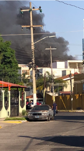 Trafico_ZMG's tweet photo. #ReporteZMG Incendio en un departamento sobre Jesús de Rojas y Los Pinos, en la colonia Los Pinos. Atención @UMPCyBZ https://t.co/zA5Sv94Mo7