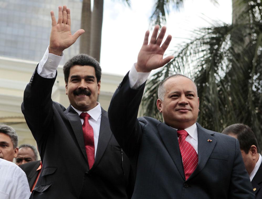 Presidente <a href="/NicolasMaduro/">Nicolás Maduro</a> y Camarada <a href="/dcabellor/">Diosdado Cabello R</a> estamos con ustedes, juntos defenderemos la Paz de nuestra Patria 🇻🇪💪

¡Leales Siempre Traidores Nunca!
#MaduroValentíayDignidad

@FreddyBernalR <a href="/Yepfri_Arguello/">Yepfri Arguello</a> <a href="/BermudezJoseA/">Bermúdez José</a> <a href="/jghuerfano/">Jiuvant Huerfano</a> <a href="/TrompizCarlos/">Carlos Trompiz</a> <a href="/GMAS_Tachira/">@GMAS_Tachira</a>