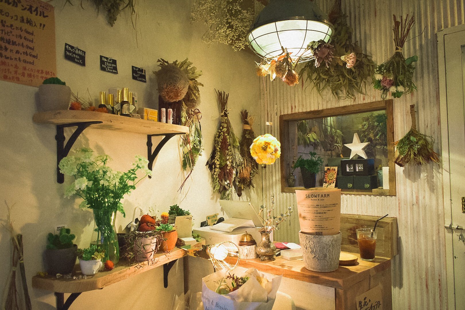 今瀧健登 Z世代の企画屋 在 Twitter 上 全国のおしゃれさんに知ってほしい花屋 Slowfarm 横浜の西谷駅にあるこの花屋さんはまるでネイティブフラワーの楽園 店内には天井から吊るされたドライフラワーを始め お洒落なスイーツや花が咲く コロナで打撃を受けて
