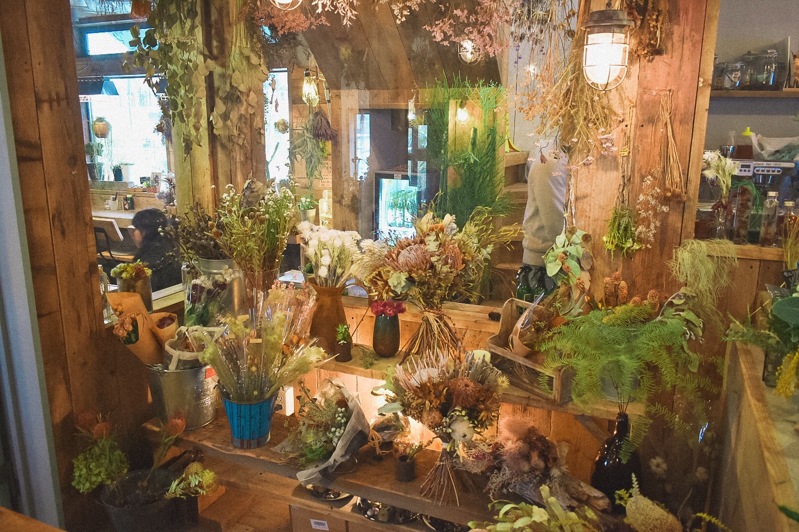 Kent Z世代の企画屋 全国のおしゃれさんに知ってほしい花屋 Slowfarm 横浜の西谷駅にあるこの花屋さんはまるでネイティブフラワーの楽園 店内には天井から吊るされたドライフラワーを始め お洒落なスイーツや花が咲く コロナで打撃を受けている