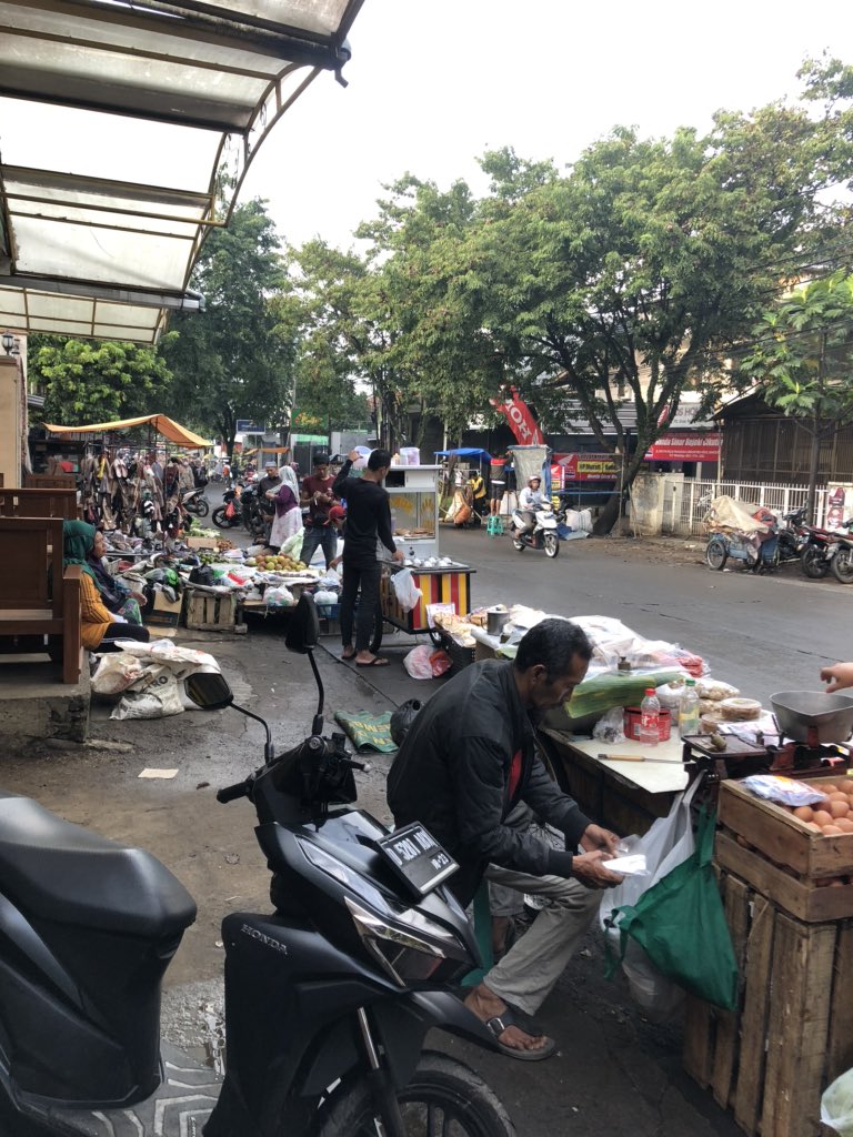 Yang rugi bukan pedagang dan pembeli tapi warga yang pemukimannya sangat berdekatan akan berdampak dong,apa harus ada kejadian dulu baru ditindak?
<a href="/infobandung/">infobandung</a> #COVID19indonesia