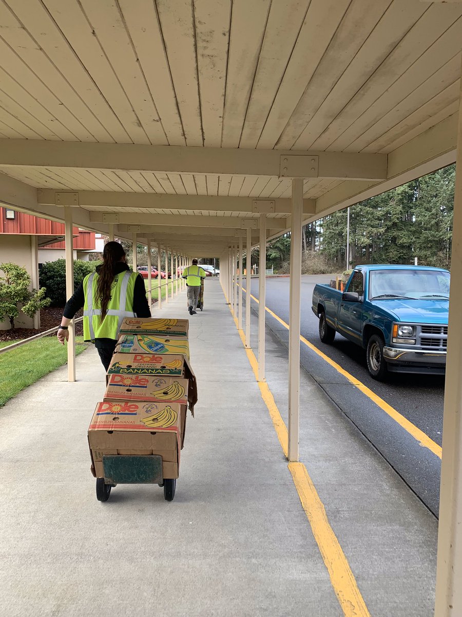 NTPSnews's tweet photo. Shout out to our awesome 👏 Transportation, Food Services and Homeless support staff who helped the TH Co Food Bank bag and box food bags to help feed elementary kids over the weekend! (They NEED volunteers) #NTPSStrongerTogether https://t.co/qNoMcDPoob