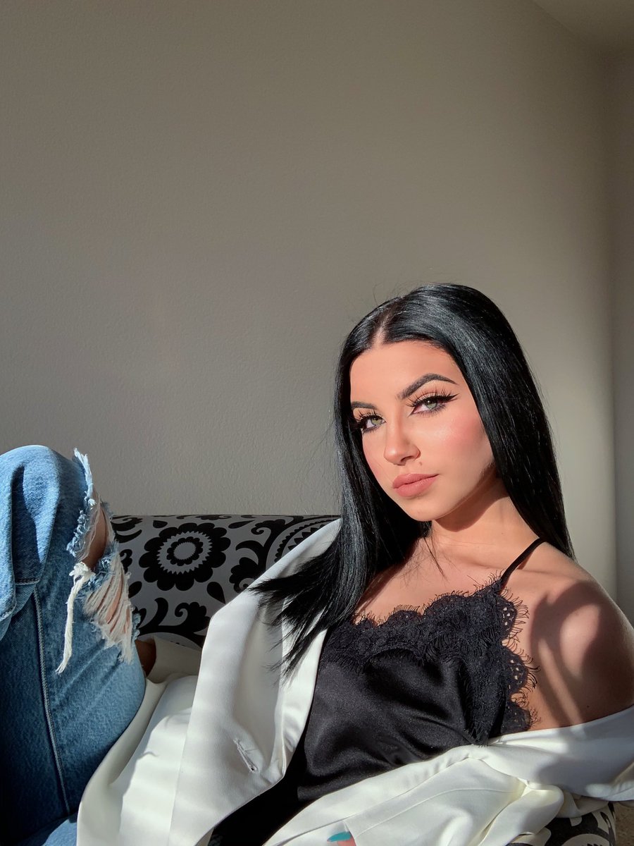 AnnaaaShawww's tweet photo. Love doing little modeling sessions 🤍 https://t.co/dSqw2Adj3f
