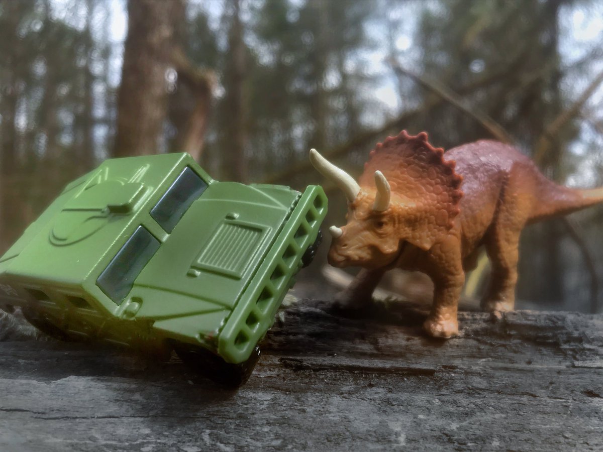 Fossil_Box's tweet image. The year is 1998.
Lost World toys featuring a dinosaur/vehicle combo have arrived at the local toy store.
You can pick 3. 
Which do you pick? (See thread for all sets.)