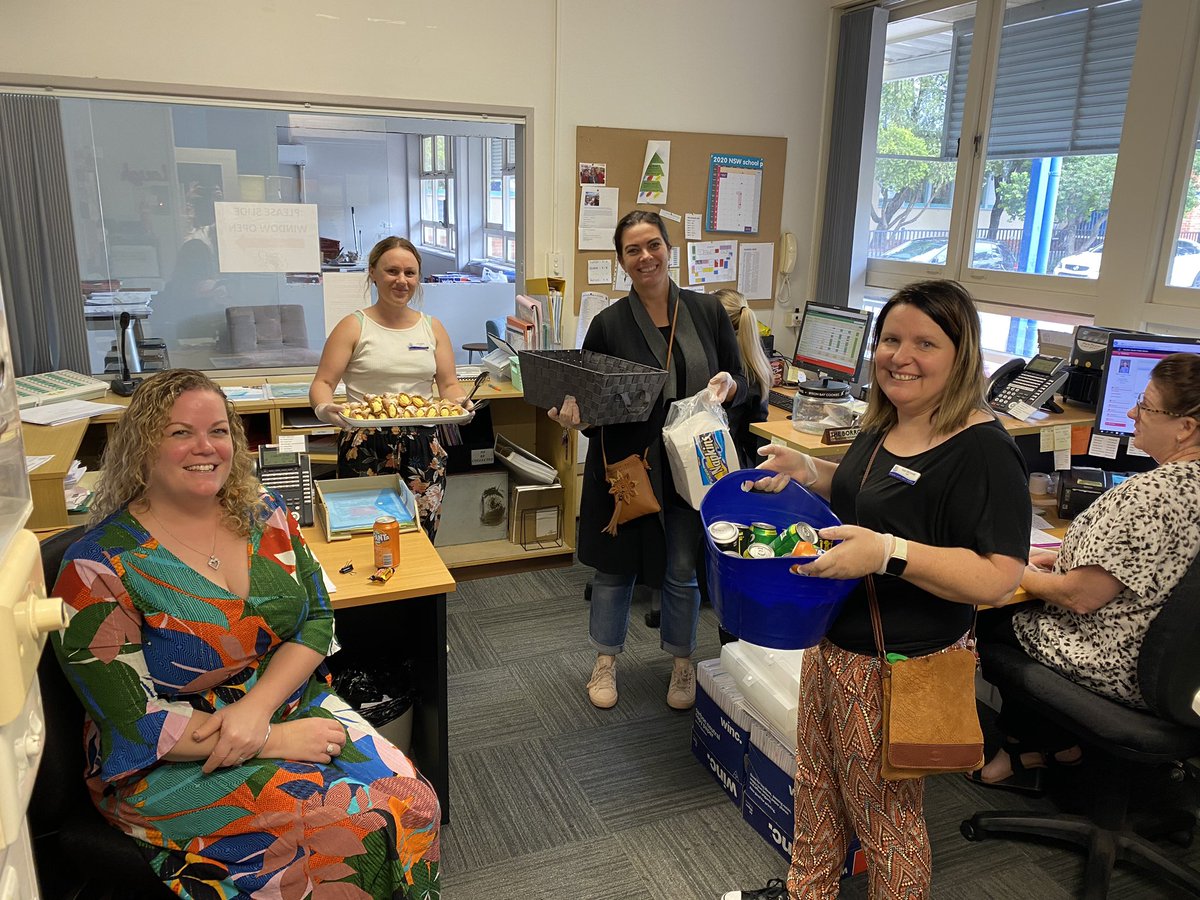 Spreading some kindness #glovesandtongs #camdensouth #amazingsass <a href="/MichelleSapsed/">Michelle Sapsed</a> <a href="/CamdenSouthPS/">CamdenSouthPS</a> <a href="/RegionalSouthOD/">DoE Regional South Directorate</a>