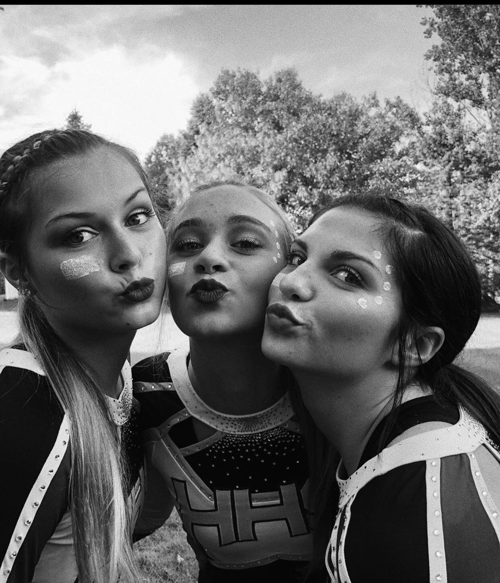 A very happy birthday goes to our graduating junior...😂 you always know how to make us laugh and we hope you had an amazing birthday despite being in quarantine. We love you @AlexaConley4!!!💚💛