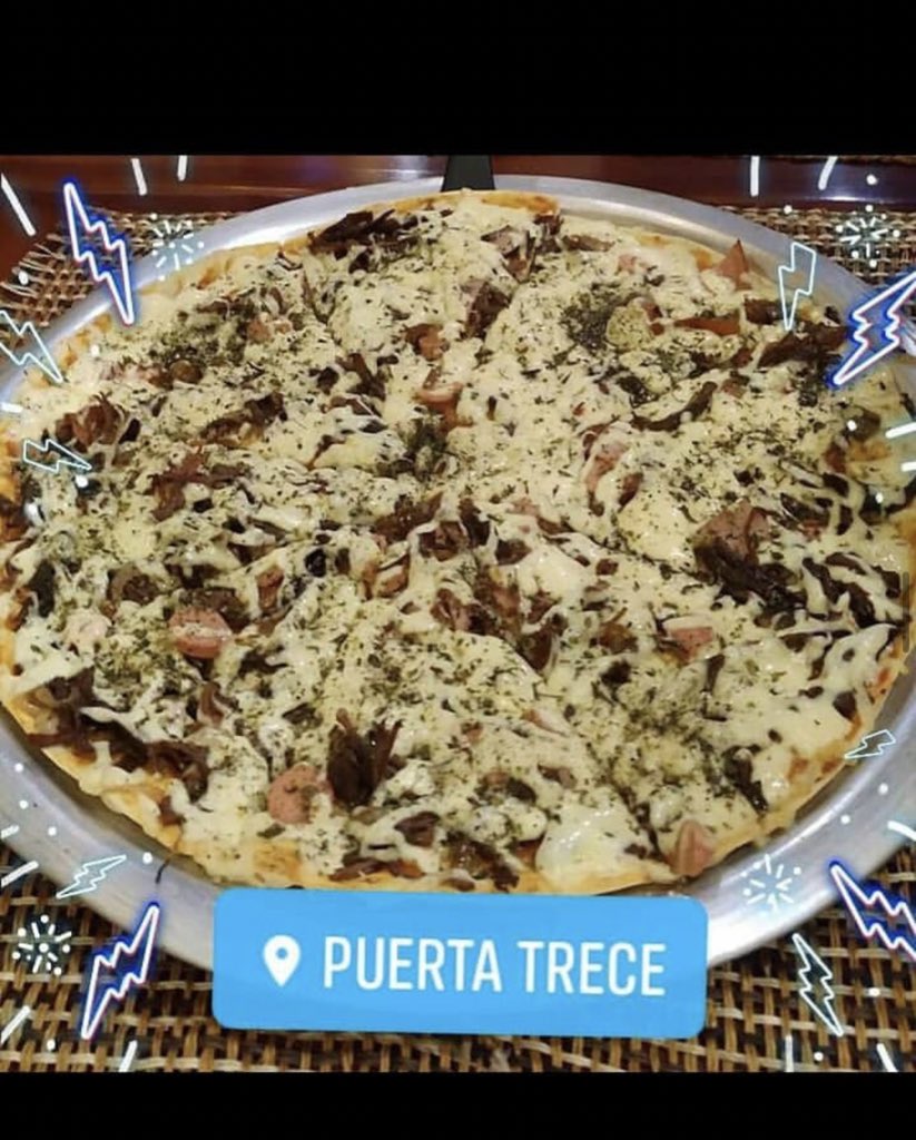 AndreaCovilla's tweet photo. Mi mamá abrió este negocio hace poco y con todo lo que está pasando no ha podido vender casi nada y vivimos de esto. Vende pizzas deliciosas y muchas cosas más, les agradecería si me colaboran con un RT y de paso las prueban 🙏🏻🥺. #SanGil https://t.co/YNIvXbjxZw