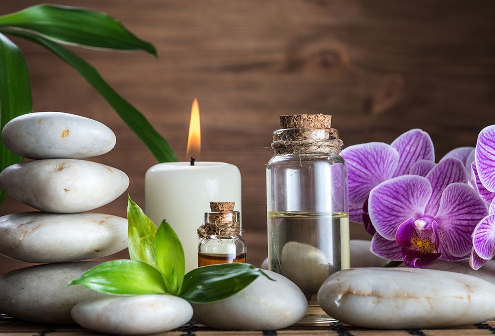 Aromaterapi, zihninizi, vücudunuzu, yaşam kalitenizi arttırmaya ve dengelemeye destek olmak  amacı ile aromatik bitkilerde bulunan uçucu esansiyel yağların naturel kokularını ve terapötik etkilerini kullanımını elde eden bütünsel  #aromaterapi #saglikliya bit.ly/2vOoLJo