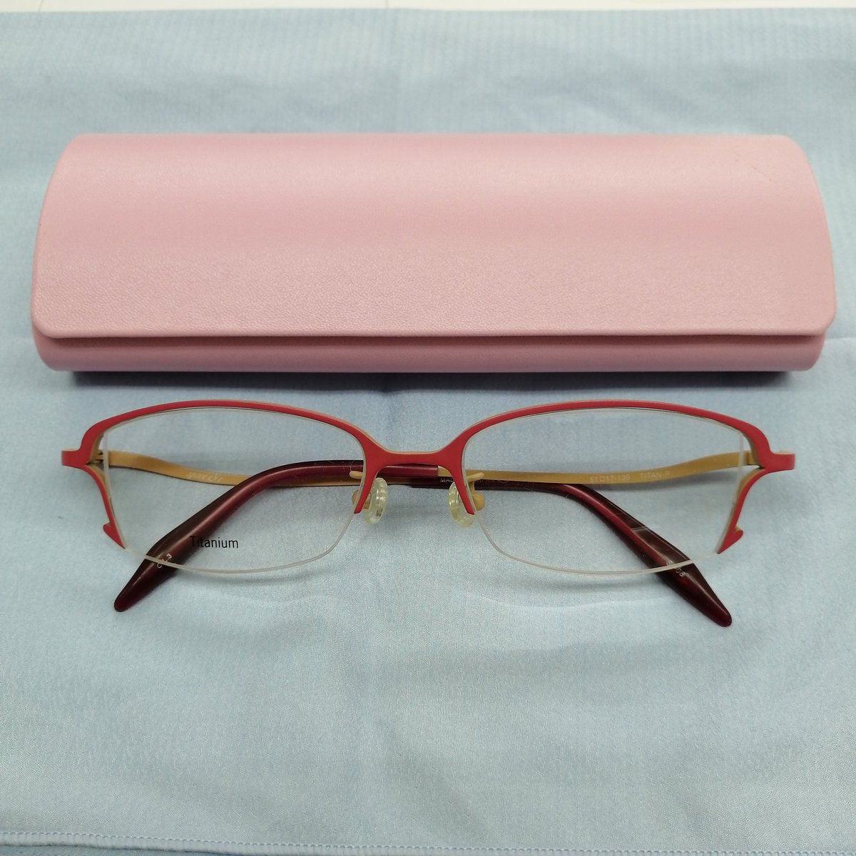 hachiyaharuta's tweet photo. 桜色の眼鏡に桜色のケースを合わせてみるのはいかがでしょうか
#spaceeye #eyeglaases
#めがねや春田商品紹介 https://t.co/K7pKRq6O4n