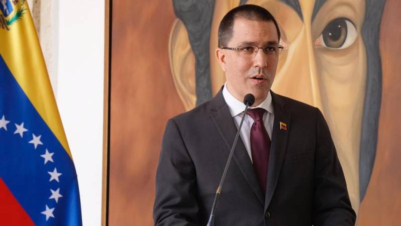 ConElMazoDando's tweet photo. Arreaza: La frustración de la Casa Blanca es producto de la paz que reina en Venezuela https://t.co/MeMBIXxZnm  #ContraElBloqueoPatriaLibre https://t.co/Rh13ow5fMI