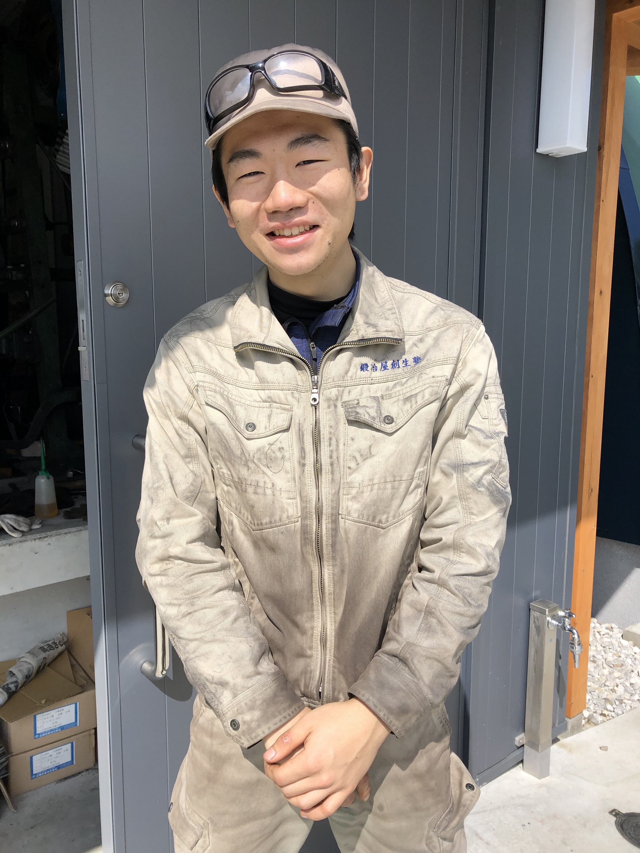 高知県広報広聴課 鍛冶屋創生塾の研修生のご紹介です 神奈川県相模原市出身の藤田将尋さん 東京農大を卒業後 就職したものの 鍛冶屋さんに憧れ高知へ 日曜市で土佐打刃物の販売のアルバイトをするなど 刃物の勉強に余念がない真面目で熱心な研修生