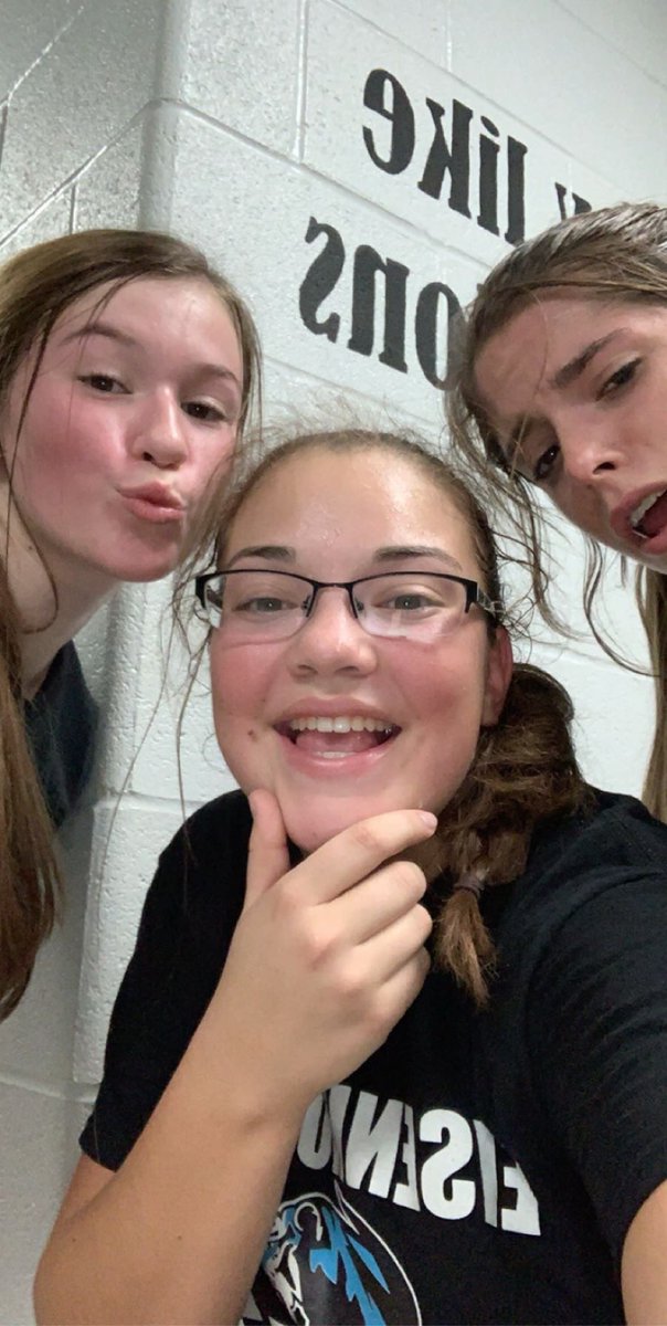 AlyChapman16's tweet photo. Happy bday to one of my faves🎂🥳@mckenzie3henry Gonna miss cracking jokes and ballin out with ya at practice🥺🥺 Have fun in quarantine on your sweet 16... Have a great day broski!! https://t.co/vUA4Cqa4O2