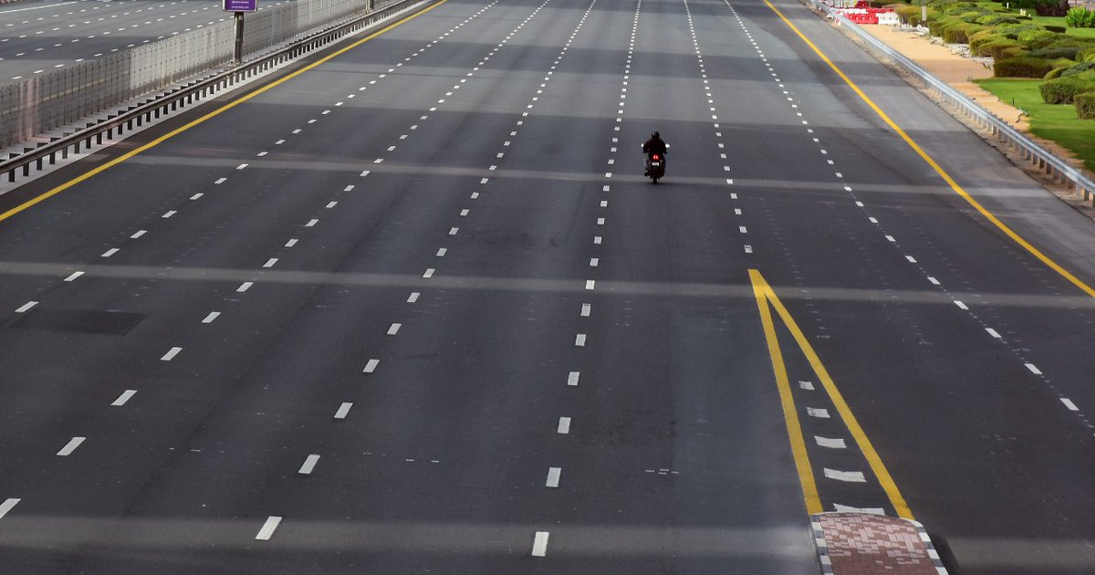khaleejtimes's tweet photo. #Covid19: #Dubai's Sheikh Zayed Road wears a deserted look on Friday as #UAE authorities have urged the public to stay at home over this weekend to allow the national sterilisation programme to take effect. (Photos by Shihab)
https://t.co/0xlwv3AnUF
@DMunicipality @DXBMediaOffice https://t.co/3Mzdkltutm