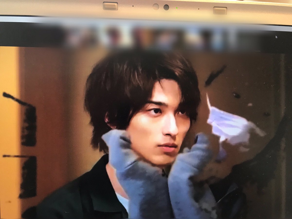 ふじこ Showroomの人事おねえさん Zoomランチ 今日は横浜流星さんと新田真剣佑さんの背後霊になりました うちの人事はイケメンを仮想背景にしてランチを食べることにハマっております ファンのみなさんすみません T Co K1ow8uirbi Twitter